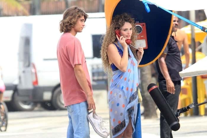 Rafael Vitti e Isabelle Drummond em gravação da novela Verão 90 no Rio (Foto: JC Pereira/Ag News)