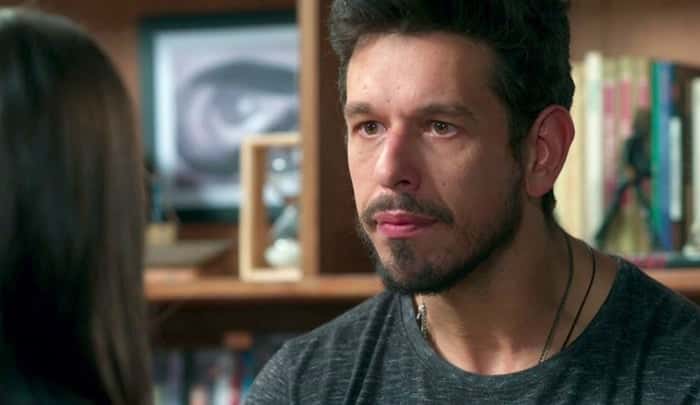 Alain (João Vicente de Castro) em Espelho da Vida (Foto: Reprodução/Globo)