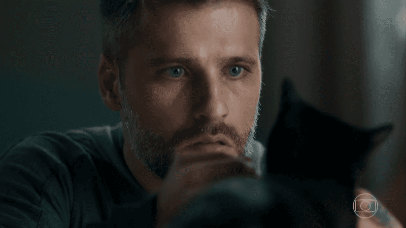Gabriel (Bruno Gagliasso) e o gato León em O Sétimo Guardião (Foto: Reprodução/Globo)