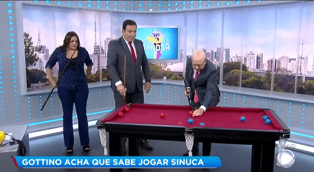 Os apresentadores do Hora da Venenosa jogam sinuca ao vivo na Record. (foto: Reprodução)