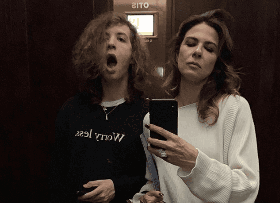 A apresentadora Luciana Gimenez fez 49 anos e reuniu toda a família para a festa. (Foto: Reprodução)