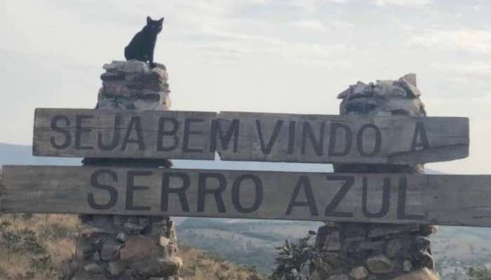 Placa de chegada da cidade de Serro Azul, de O Sétimo Guardião (Foto: Reprodução)