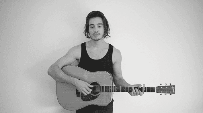 O cantor Tiago Iorc está afastado da carreira musical. (Foto: Reprodução)