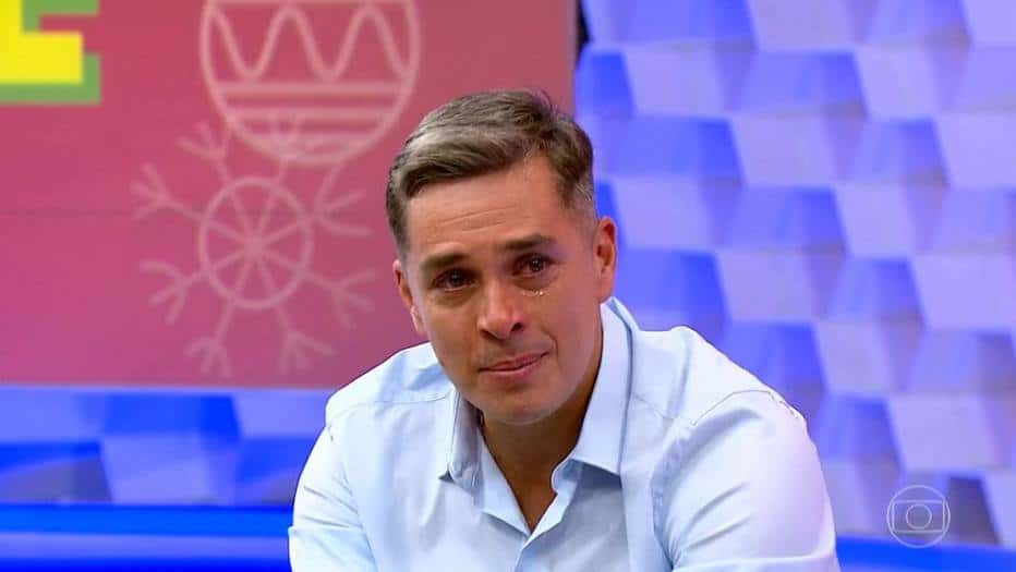 O jornalista Ivan Moré caiu no choro na Globo (Foto: Reprodução/Globo)