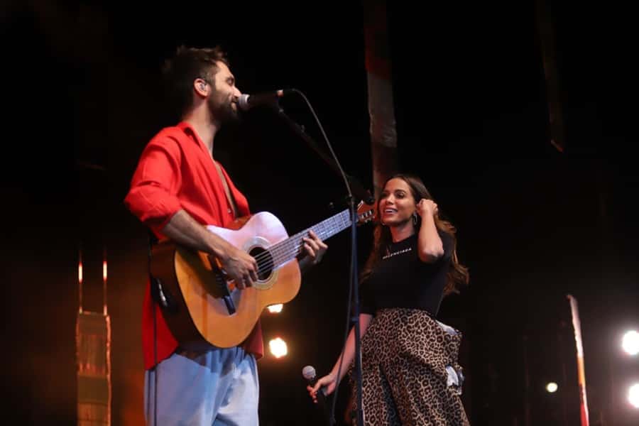 Anitta faz participação no show de Silva
