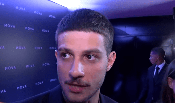O ator Chay Suede se recusou a falar de separação com Laura Neiva. (Foto: Reprodução)