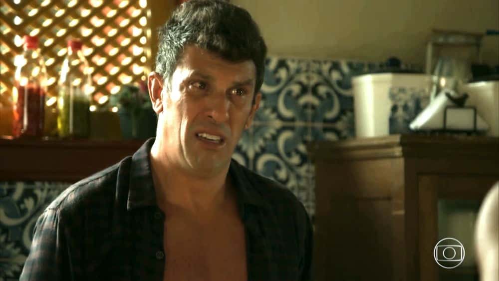O delegado Machado em cena de O Sétimo Guardião (Foto: Reprodução/Globo)