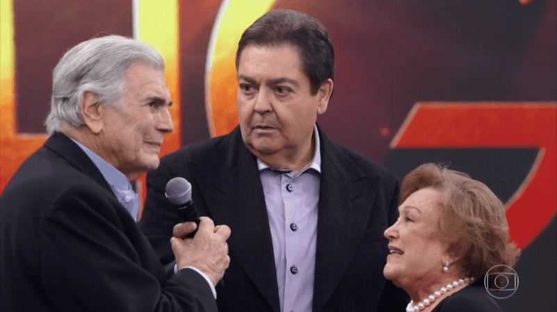 Fausto Silva com Tarcísio Meira e Nicette Bruno no Troféu Mario Lago no Domingão do Faustão (Foto: Reprodução/Globo)