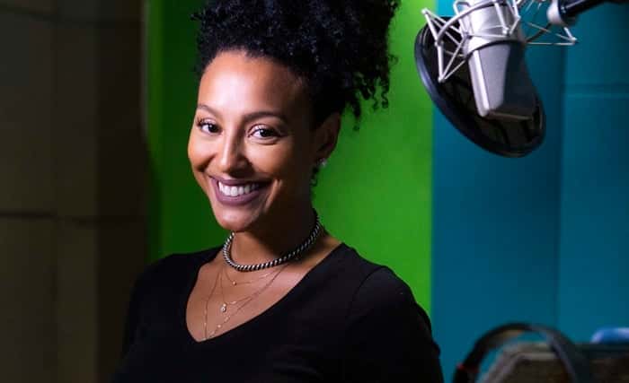 Sheron Menezzes durante a dublagem de Meu Nome é Liberdade (Foto: Globo/Raquel Cunha)