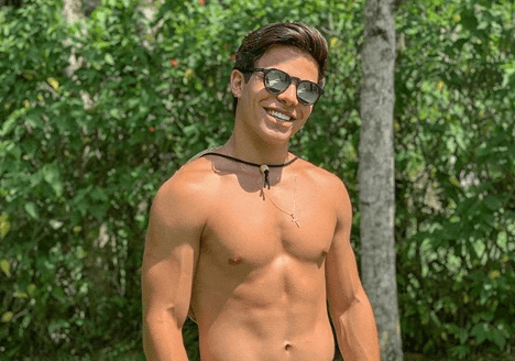 O ator Thomaz Costa posa de sunga e chama a atenção. (Foto: Reprodução)