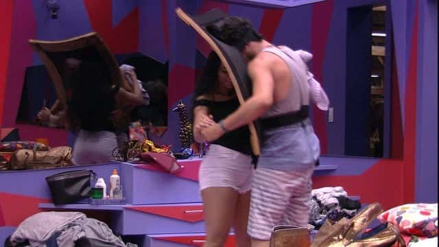Maycon dançando com Elana (Foto: Reprodução)