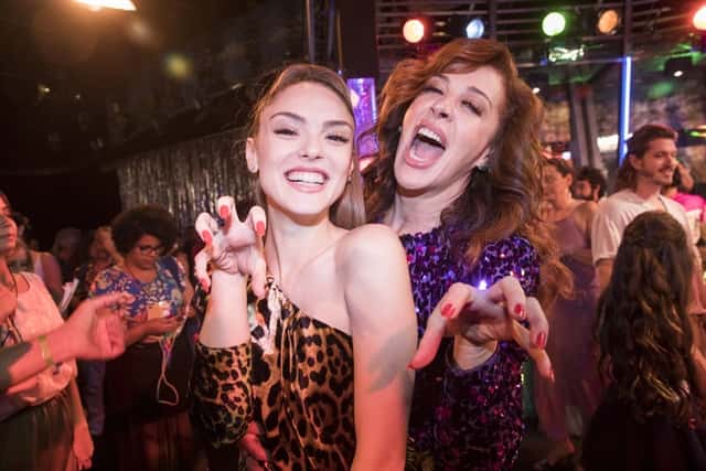 Isabelle Drummond e Claudia Raia na coletiva de novela Verão 90 (Foto: Globo/João Miguel Júnior)