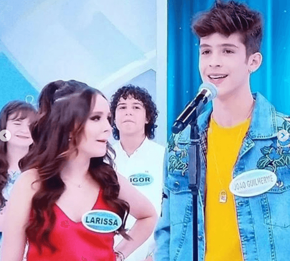 Larissa e João durante o Programa Silvio Santos no SBT. (Foto: Reprodução)