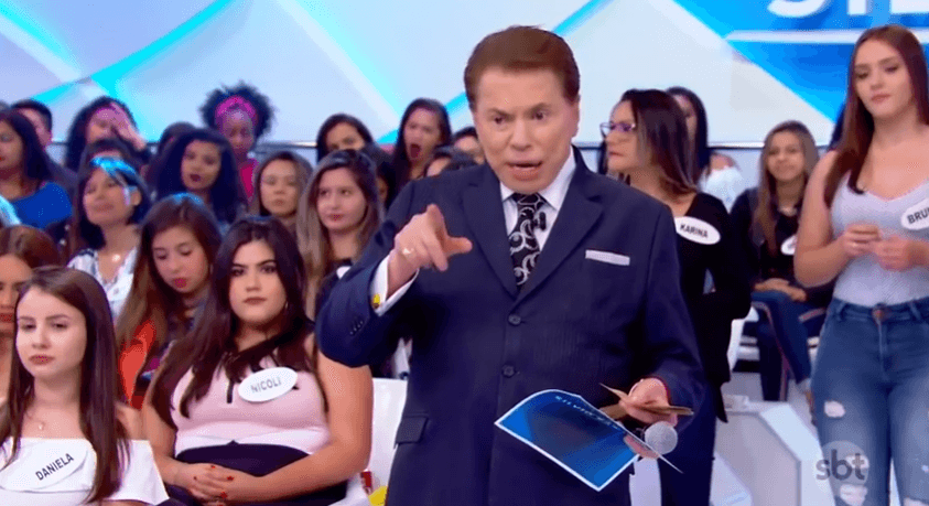 Silvio colocou a contratada contra a parede. (Foto: Reprodução)