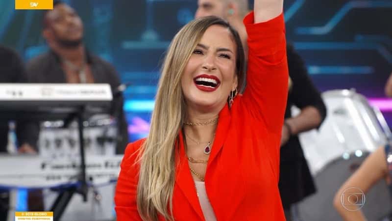 Claudia Leitte revelou que espera uma menina no palco do Domingão do Faustão (Foto: Divulgação/Globo)