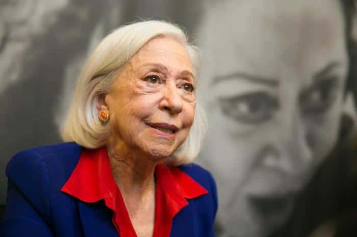 Fernanda Montenegro, que estará em A Dona do Pedaço da Globo, foi flagrada no Jornal Nacional ao lado de William Bonner e Renata Vasconcellos
