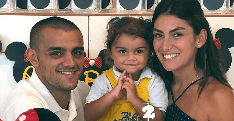 Felipe Simas, a mulher, Mariana Uhlmann, e a filha Maria (Foto: Reprodução/Instagram)