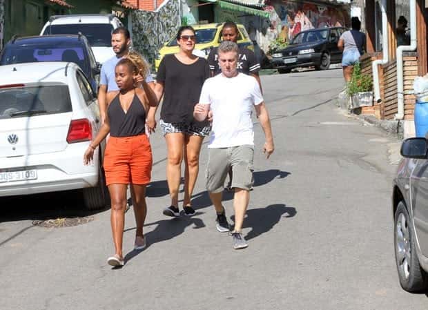 Roberta Rodrigues acompanha Luciano Huck em visita ao Vidigal (Foto: Daniel Delmiro/AgNews)