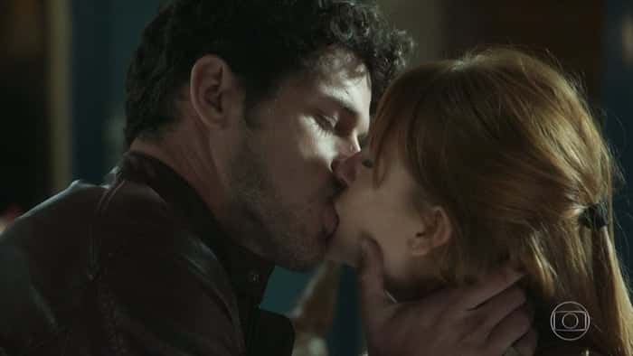 Marina Ruy Barbosa (Luz) e José Loreto (Júnior) se beijam em O Sétimo Guardião (Foto: Reprodução/Globo)