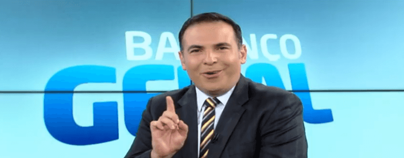 O apresentador Reinaldo Gottino apresenta o Balanço Geral ao vivo na Record. (Foto: Reprodução)