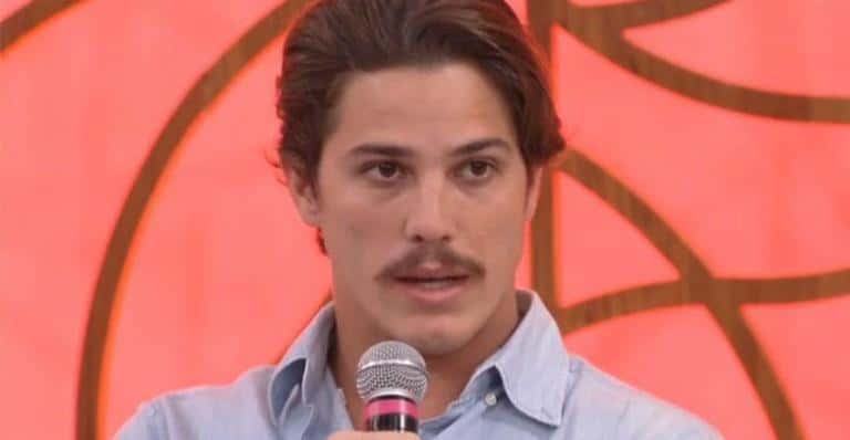 Rômulo Arantes Neto teve sexo tórrido com transex em série (Foto: Reprodução/ TV)
