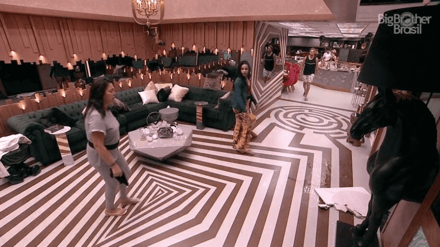 Parte do teto do BBB19 cai (Foto: Reprodução)