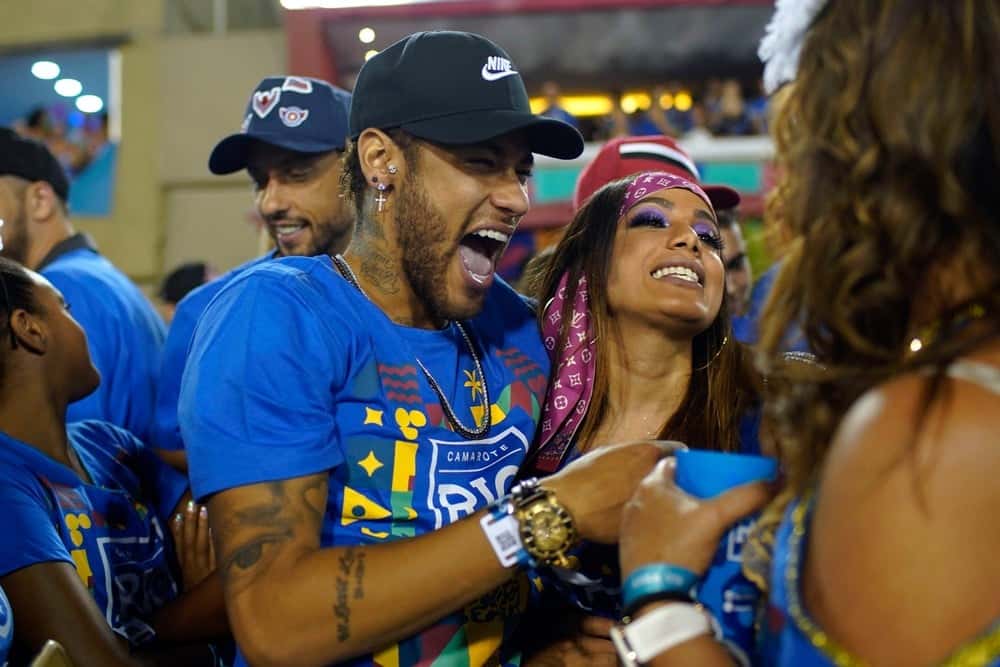 Neymar e a cantora Anitta em camarote da Sapucaí (Foto: Mauro Pimentel/AFP)