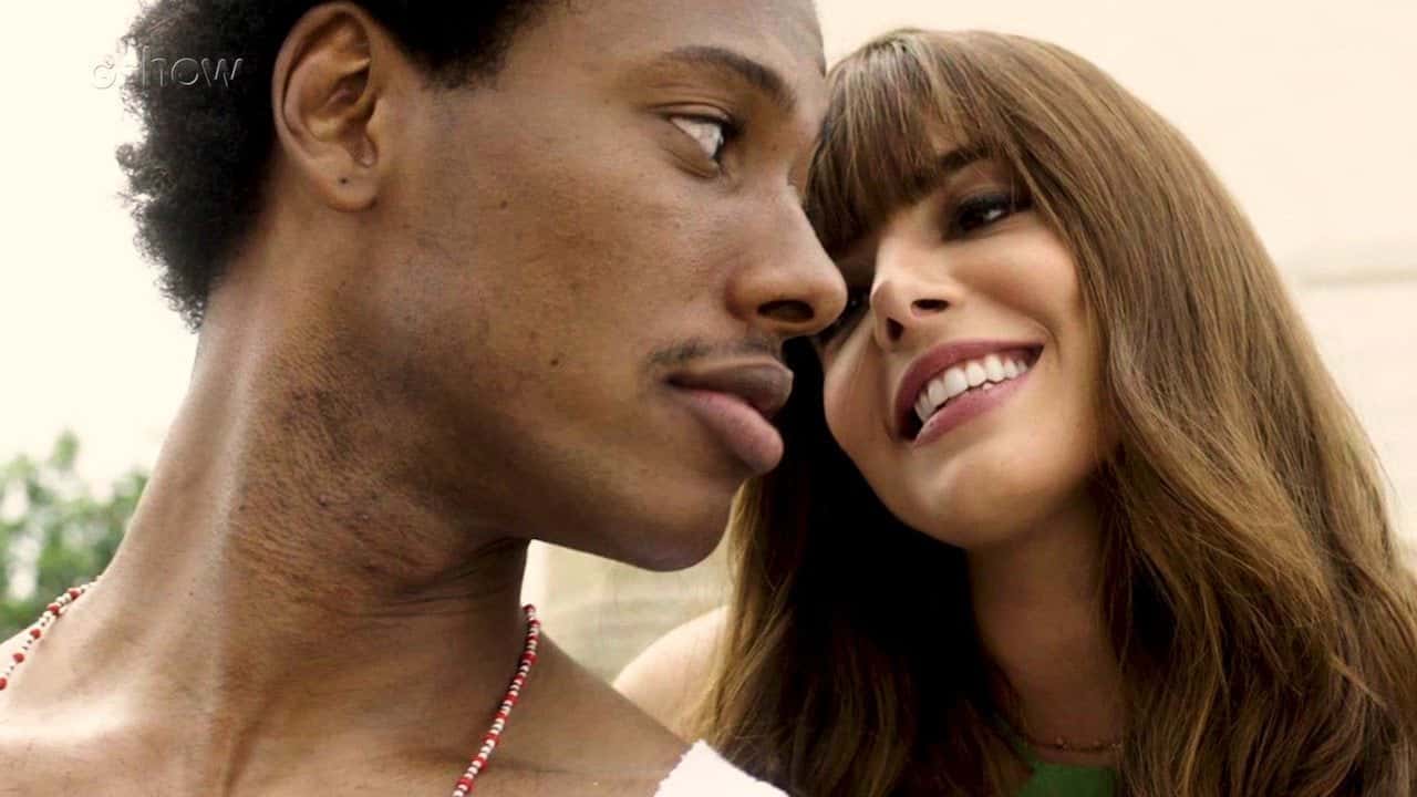 O ator Dan Ferreira, como o Acácio, contracenando com Giovanna Lancellotti (Rochelle) em Segundo Sol (Foto: Reprodução/Globo)