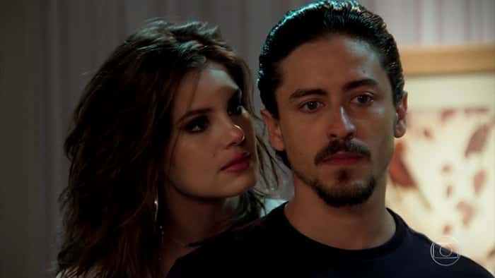 Jerônimo (Jesuíta Barbosa) e Vanessa (Camila Queiroz) em cena de Verão 90 (Foto: Reprodução/Globo)