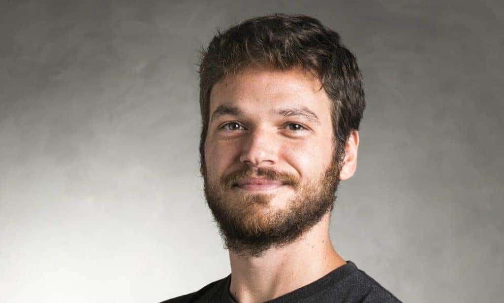 O ator Emilio Dantas retornará ao ar como Beto Falcão em Verão 90. (Foto: Divulgação)