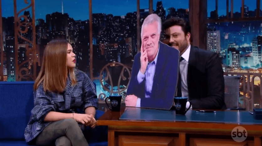 Maisa, Pedro Bial de papelão e Danilo Gentili no talk show The Noite, no SBT. (Foto: Reprodução)