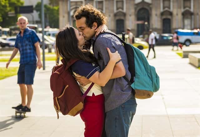 Rita (Tatá Werneck) e Enzo (Eduardo Sterblitch) em Shippados, nova série da Globo (Foto: Globo/Paulo Belote)