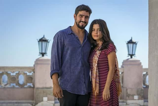 Jamil (Renato Góes) e Laila (Julia Dalavia) em Órfãos da Terra (Foto: Globo/Paulo Belote)