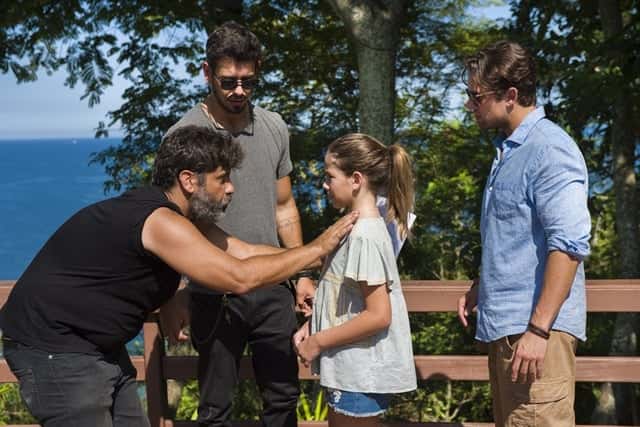 O diretor Pedro Vasconcelos dirige cena de abraço entre Alain (João Vicente de Castro) e Daniel (Rafael Cardoso) em Espelho da Vida (Foto: Globo/Cesar Alves)