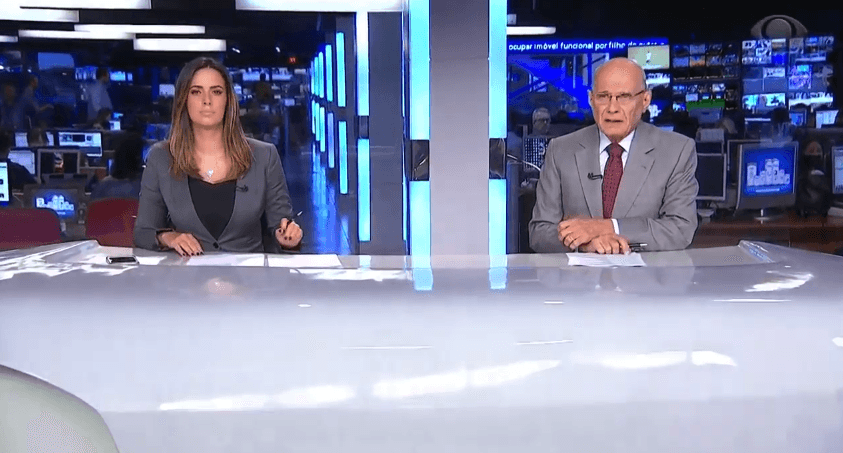 Paloma e Boechat na bancada do principal telejornal da Band. (Foto: Reprodução)