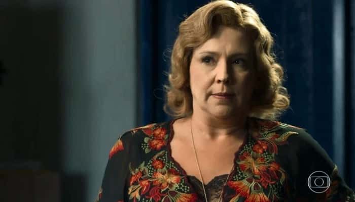 Ana Beatriz Nogueira em cena de O Sétimo Guardião, sua última novela na Globo; atriz enfrenta grave doença (Foto: Reprodução/Globo)