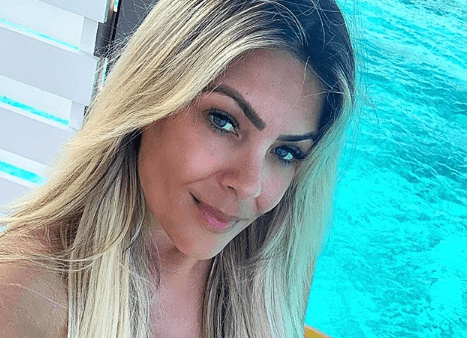 A apresentadora Renata Fan está há dez anos noiva. (Foto: Reprodução)