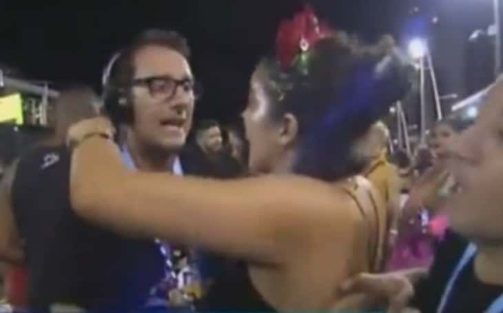 Repórter sofre assédio no carnaval (Foto: Reprodução)