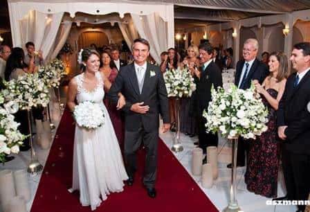 Michelle Bolsonaro e Jair Bolsonaro durante o casamento (Foto: Reprodução/Instagram)