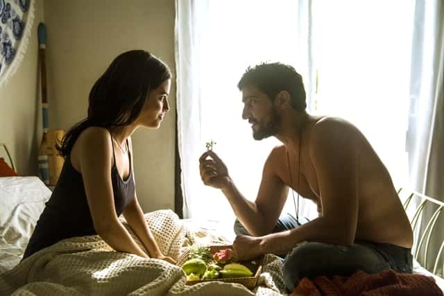 Laila (Julia Dalavia) e Jamil (Renato Goes) em Órfãos da Terra (Foto: Globo/Paulo Belote)