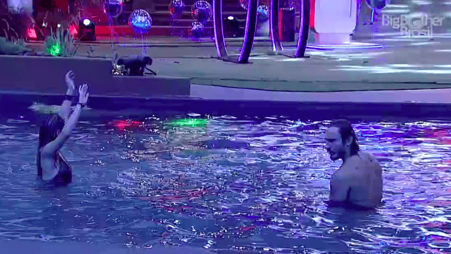 Paula e Alan curtem piscina (Foto: Reprodução)