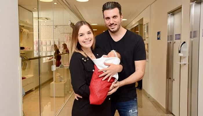 Thame e Fábio Elias deixam maternidade com Liz (Foto: Eduardo Martins/Ag. News)