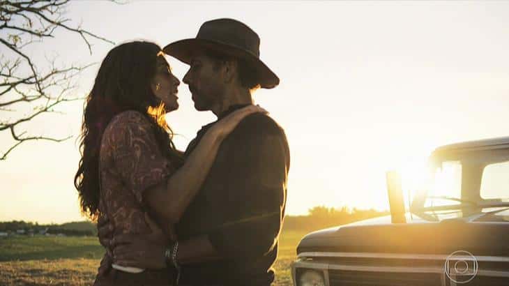 Maria da Paz (Juliana Paes) e Amadeu (Marcos Palmeira) vivem amor ao som de Evidências na novela A Dona do Pedaço na Globo (Foto: Reprodução/Globo)