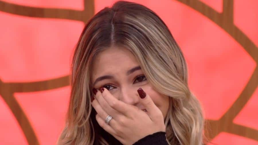 Klara Castanho chora