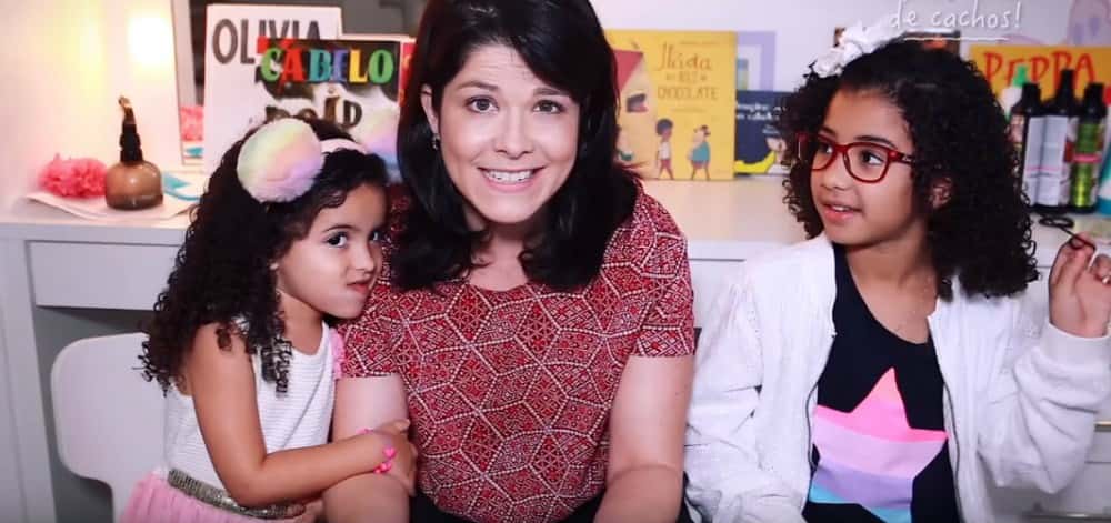 Samara Felippo e filhas (Foto: Reprodução/YouTube)