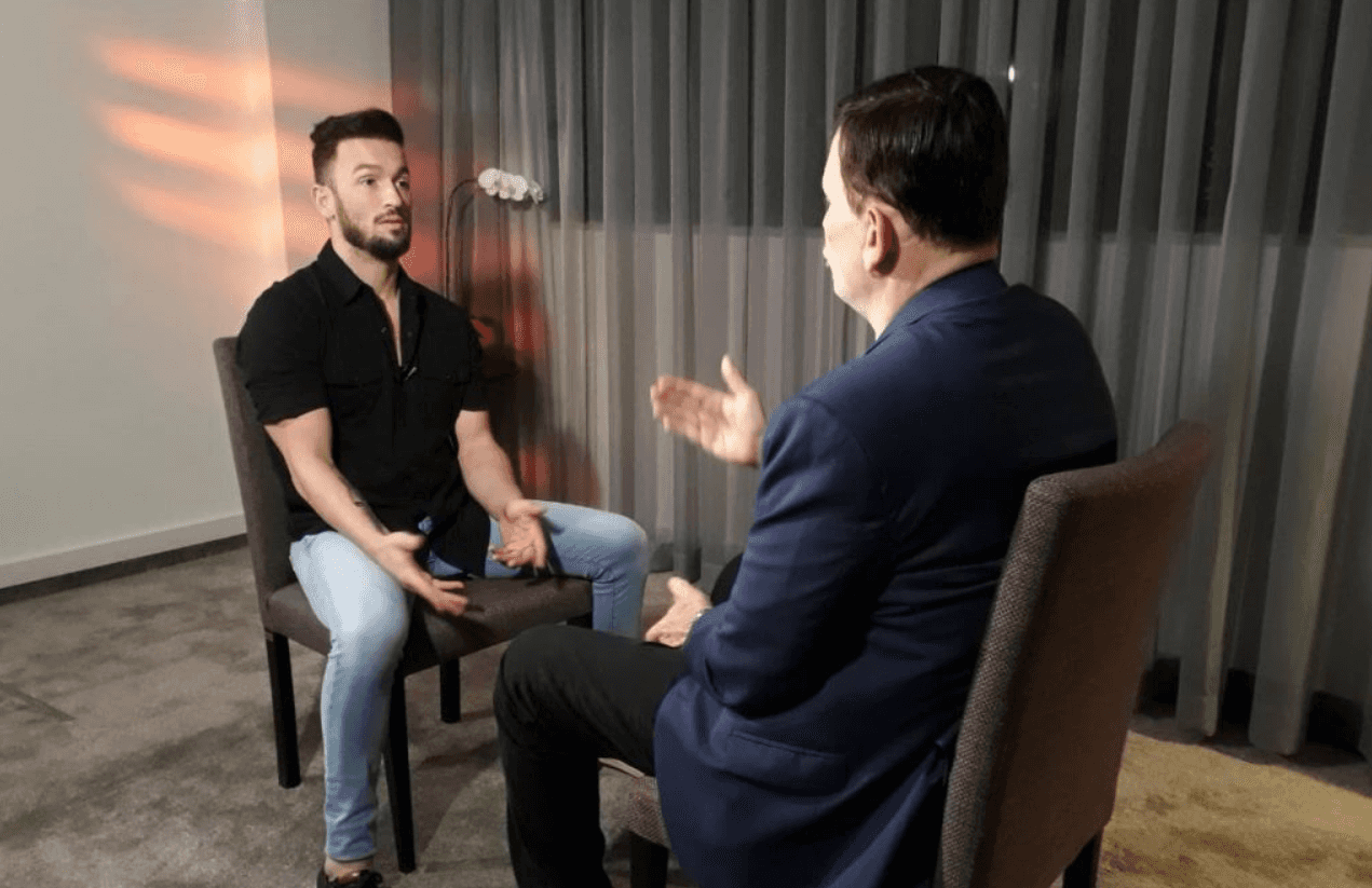 Diego Hypolito concedeu entrevista a Roberto Cabrini, no SBT (Foto: Reprodução)