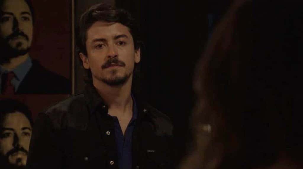 Jerônimo (Jesuíta Barbosa) é o vilão da novela das sete Verão 90 da Globo (Foto: Reprodução/Globo)