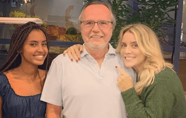 Jaqueline, César (Tato Gabus Mendes) e v na trama jovem da Globo. (Foto: Reprodução/Instagram)