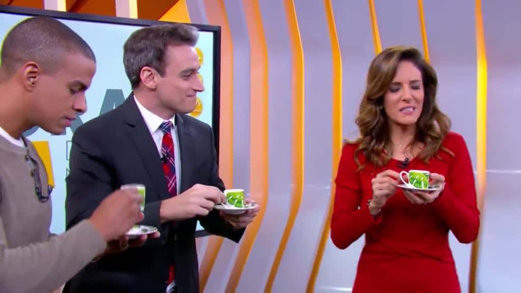 Jornalistas do Hora 1, Monalisa Perrone, faz careta ao experimentar café com manteiga (Foto: reprodução)
