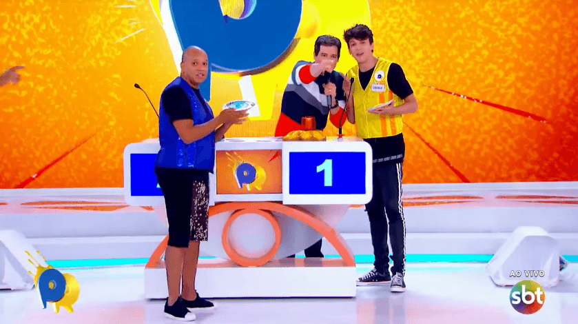 Julio Cocielo ao lado de Celso Portiolli no Domingo Legal, ao vivo no SBT. (Foto: Reprodução)